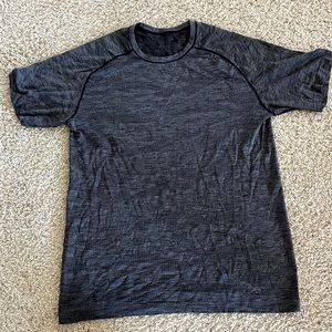 Men’s L lululemon grey performance shirt